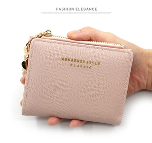 Petit portefeuille rose pour femme avec fermeture dorée et pendentif cœur élégant