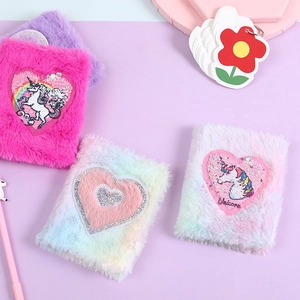 Quaderni unicorno in peluche con paillettes in rosa e colori sfumati arcobaleno