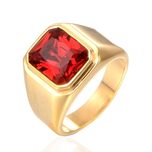 Bague homme en titane doré avec un grand rubis carré présentée sous un angle de 45°