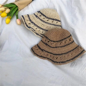 Details von geflochtenen Strohhüten in Beige und Braun mit hohlen Häkelmustern