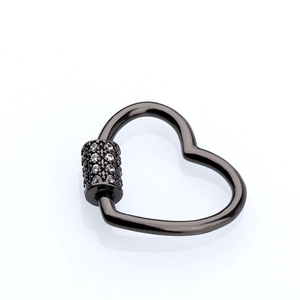 Détail du fermoir en forme de cœur noir fusil avec zircons blancs pour création bijoux