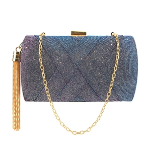 Dettaglio della borsa da sera sfumata blu-viola con tessuto glitter e nappa dorata
