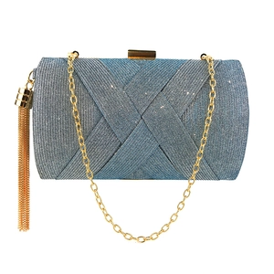 Pochette blu con paillettes, catena dorata e dettaglio nappa su trama intrecciata