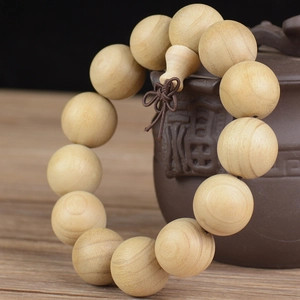 Bracelet de perles en bois de camphrier naturel de 20mm suspendu à une théière en céramique
