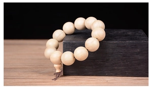 Détail macro de perles en bois de camphrier naturel avec grain et nœud chinois traditionnel