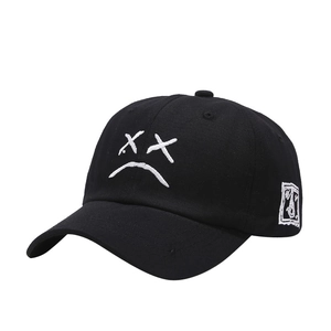 Gorra de béisbol de algodón negro con bordado de cara triste y parche lateral vista lateral