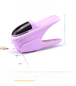 Dettaglio cucitrice senza punti viola, dimensioni 135x70x30mm, capacità fino a 8 fogli