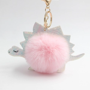 Detail van roze pluche dinosaurus sleutelhanger met holografische PU-lederen schubben