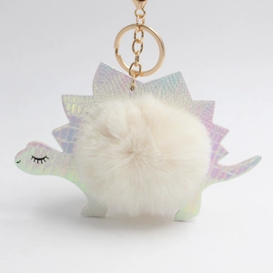 Detail van iriserende dinosaurus sleutelhanger van PU-leer met witte pluche bal