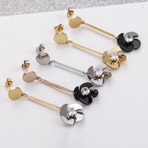 Minimalistische Zirkon-Ohrstecker in Blumenform in fünf metallischen Farbtönen