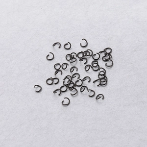 Gros plan d'anneaux ouverts noirs de 0,5x3,5 mm en acier inoxydable pour bijoux