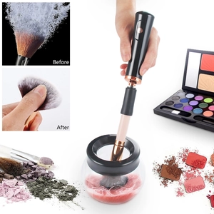 Detail van elektrische make-up kwast reiniger met schuim en voor-na resultaat