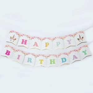 Bannière licorne joyeux anniversaire pailletée avec lettres colorées pour la fête
