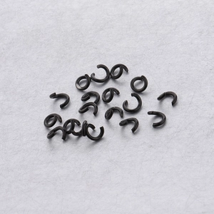 Detailweergave van zwarte roestvrijstalen buigringen van 1x5mm voor het maken van sieraden