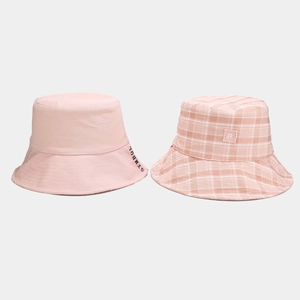 Doppia vista di cappello a secchiello rosa con stampa Symbol e motivo a quadri