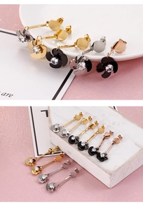 Detaillierte Kleeblatt-Ohrstecker in Gold, Silber, Roségold und Schwarz mit Kristall