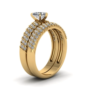 Détail de l'ensemble de bagues dorées torsadées avec zircons et diamants pavés