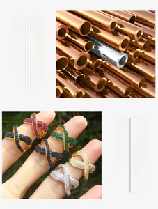 Dettaglio degli anelli infinito con zirconi colorati su base in rame indossati al dito