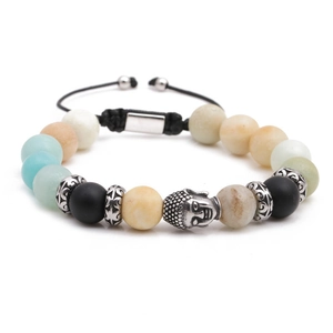 Dettaglio del bracciale regolabile con testa di Buddha e perle in pietra naturale multicolore