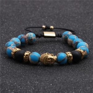 Dettaglio di bracciale con perline blu e cordino nero intrecciato regolabile