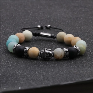 Dettaglio del bracciale intrecciato regolabile con pietre naturali e testa di Buddha argento