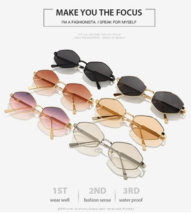 Sélection de lunettes de soleil hexagonales en métal avec verres de diverses couleurs