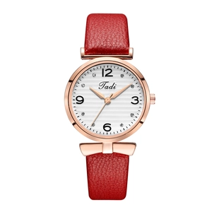 Elegante roségoldene Quarzuhr mit rotem Lederarmband und glitzernden Kristallindizes