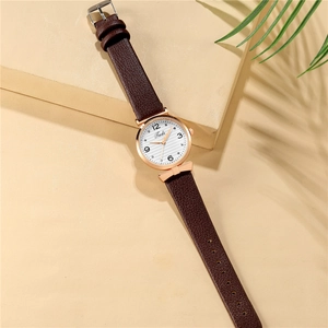 Detailansicht Damenuhr mit braunem Lederarmband und strukturiertem Zifferblatt in Roségold