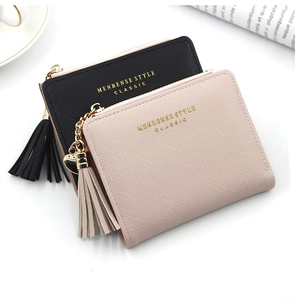 Détail des portefeuilles en cuir PU rose et noir avec d'élégantes fermetures à pompons