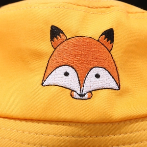 Détail de la broderie renard mignon sur le chapeau bob en coton jaune pour femme
