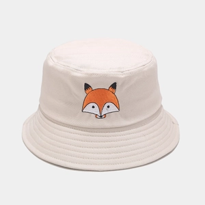 Gros plan de la broderie renard sur un chapeau bob en toile blanc cassé de style japonais