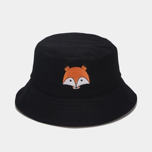 Détail d'un chapeau bob en coton noir avec une broderie de renard orange précise