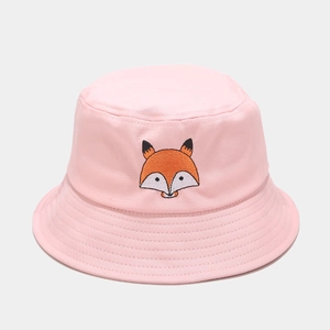 Détail d'un chapeau bob rose en coton avec broderie de renard et coutures de bord renforcées