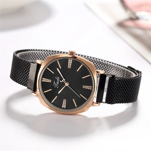 Montre à quartz élégante pour femme avec boîtier or rose et bracelet milanais noir