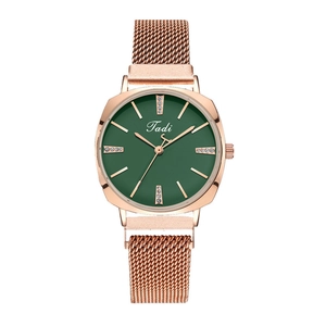 Montre quartz femme or rose avec cadran vert émeraude et index en diamants