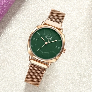 Montre pour femme en or rose avec bracelet milanais et cadran vert foncé à effet soleil