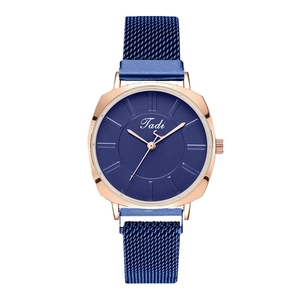 Détail d'une montre à cadran bleu avec boîtier en or rose et bracelet en maille milanaise