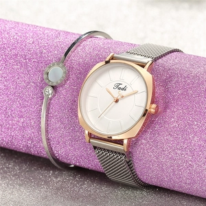 Montre carrée en or rose pour femme avec bracelet milanais et ensemble de joncs argentés