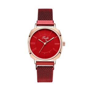 Détail de la montre Tadi or rose avec bracelet en maille milanaise rouge et cadran mat