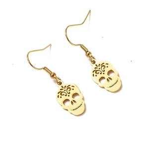 Golden skull earrings in polished stainless steel for a minimalist Halloween look
