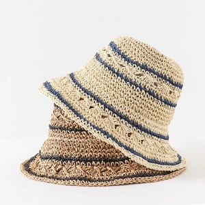 Faltbare Strohhüte in Beige und Braun mit blauem Streifendekor für den Sonnenschutz