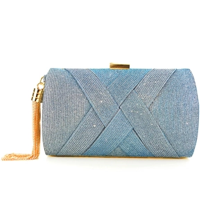 Dettaglio di pochette da sera blu con trama intrecciata e nappa in metallo dorato