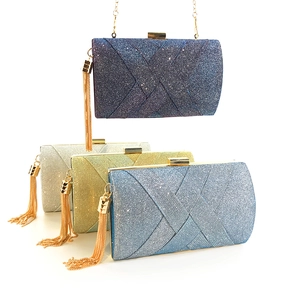 Quattro pochette da sera in raso metallizzato con eleganti nappe e tracolla a catena
