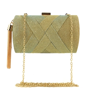 Elegante borsa da sera dorata intrecciata con chiusura in metallo, catena e nappa