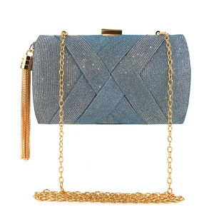 Dettaglio della borsa da sera blu glitterata con nappe dorate e catena in metallo
