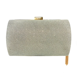 Dettaglio della borsa da sera argento glitterata con chiusura dorata e nappa decorativa