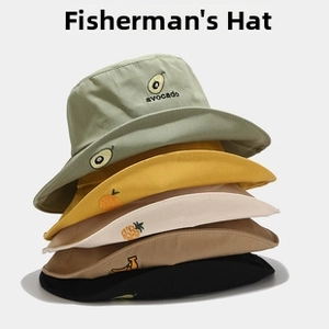 Dettaglio di cappelli alla pescatora in cotone con ricami di frutta e tesa larga