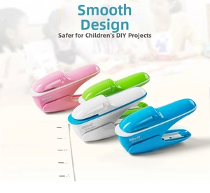 Primo piano di cucitrici senza punti in colori pastello per bambini in quattro colori