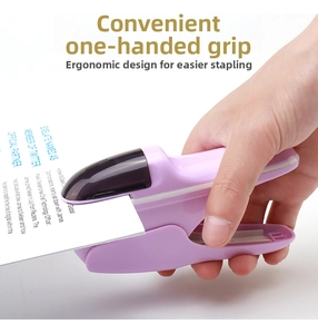Cucitrice ergonomica viola chiaro che mostra l'uso agevole con una sola mano