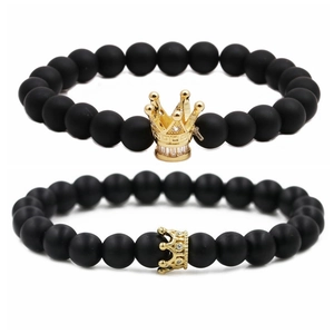 Set di bracciali con perle di onice nero opaco e ciondoli a corona dorata per coppia